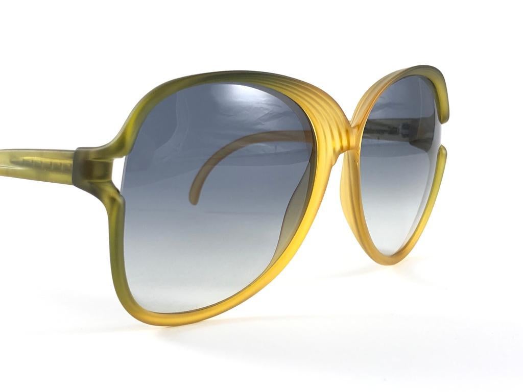 New Vintage Oversized Saphira Translucent Green & Amber Sunglasses Rahmen hält ein makelloses Paar von Blue Gradient Gläser.   

Hergestellt in Deutschland in den 1980er Jahren.


Rahmen Breite                 14.5 cm
Höhe der Linse                 