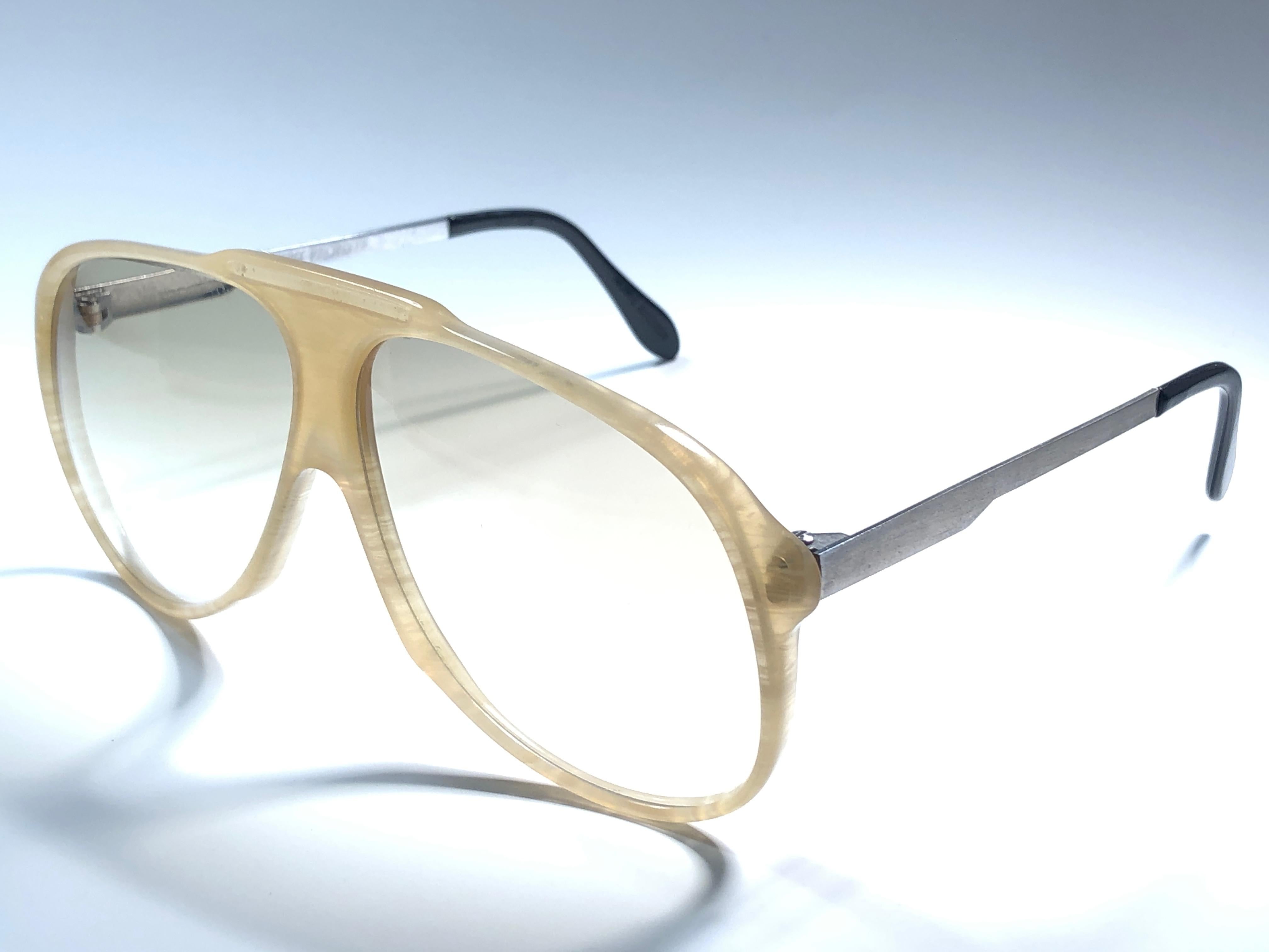 Neue vintage Serge Kirchhofer Sonnenbrille. 

Spotles Linsen.

Dieser Artikel weist lagerungsbedingte Abnutzungserscheinungen auf.

Hergestellt in Österreich