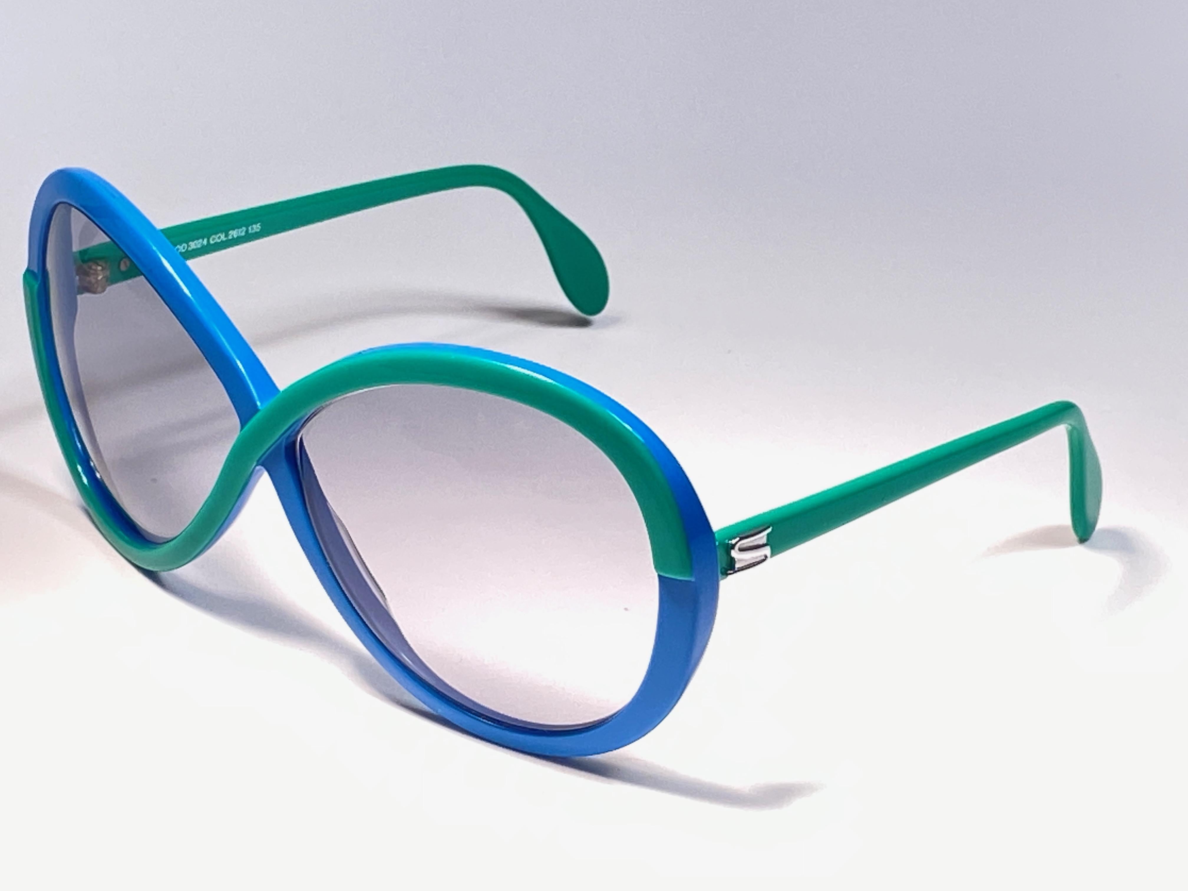 Gris New Vintage Silhouette 3024 Green & Blue Infinity Funk Germany 1980 Sunglasses  en vente