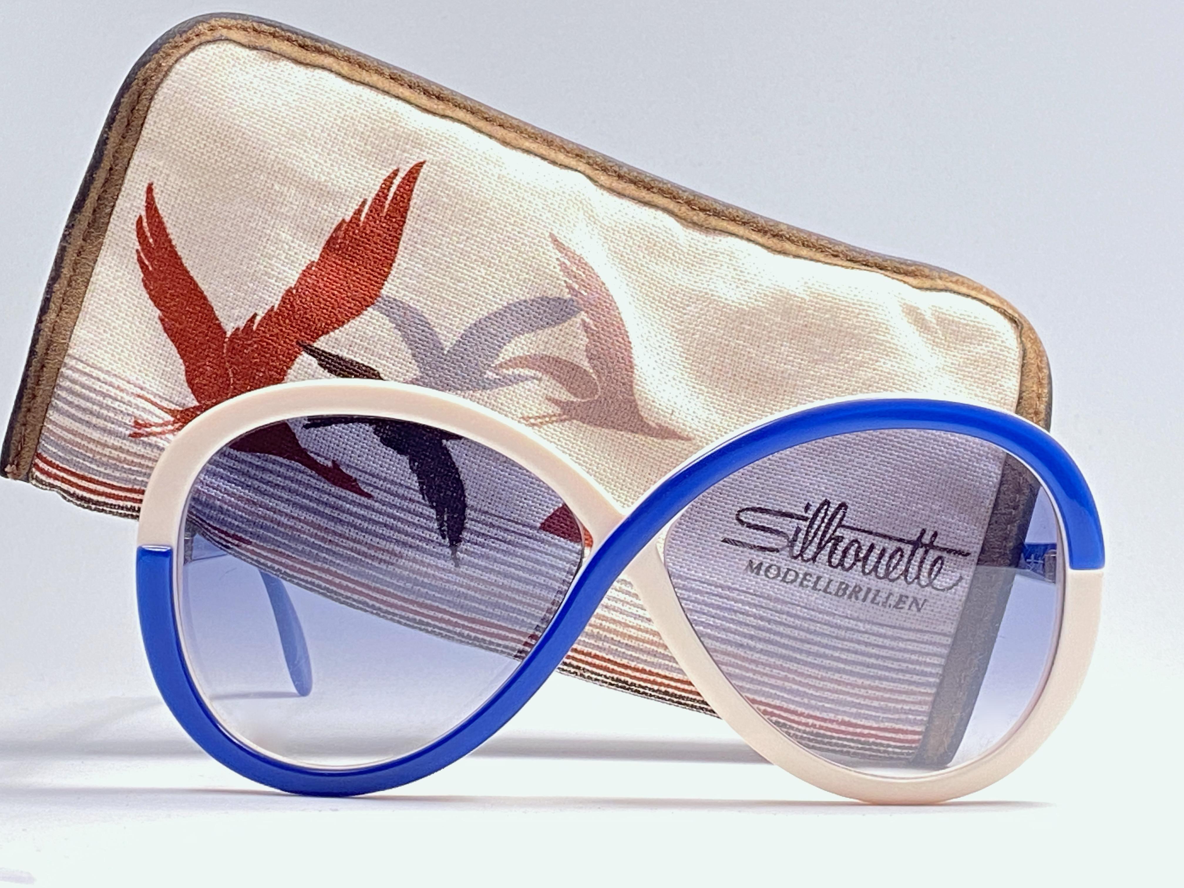 New Vintage Collector Item Silhouette Infinity Interlocking white and blue frame holding a spotless pair of light blue lenses.   

Made in Germany in 1970's.

This pair may show minor sign of wear due to storage.