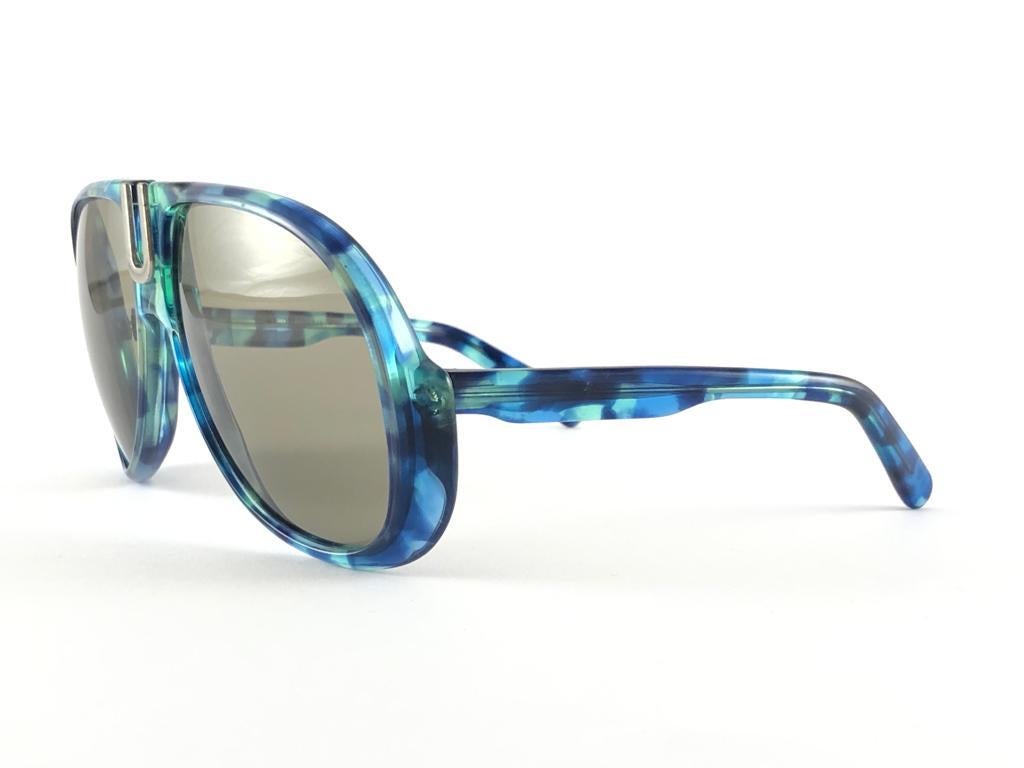Nouveau Vintage Silhouette mod 567 Oversized Translucent Marbled Sunglasses cadre tenant une paire impeccable de verres gris moyen.   

Veuillez noter qu'il y a une petite fissure sur la tempe droite

Cet article peut présenter quelques signes