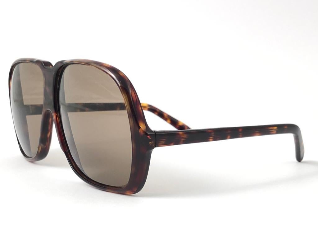 New Vintage Silhouette 785 oversized tortoise Sunglasses frame holding a spotless pair of medium brown lenses.   

Made in Germany in 1970's.

FRONT : 14 CMS

LENS HEIGHT : 5.5 CMS

LENS WIDTH : 6 CMS