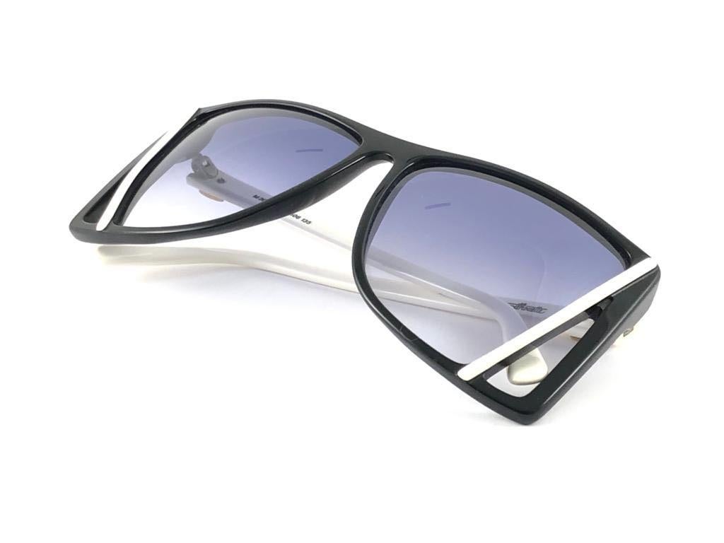 New Vintage Silhouette Black & White Grey Lenses 1980's Sunglasses In New Condition For Sale In Baleares, Baleares