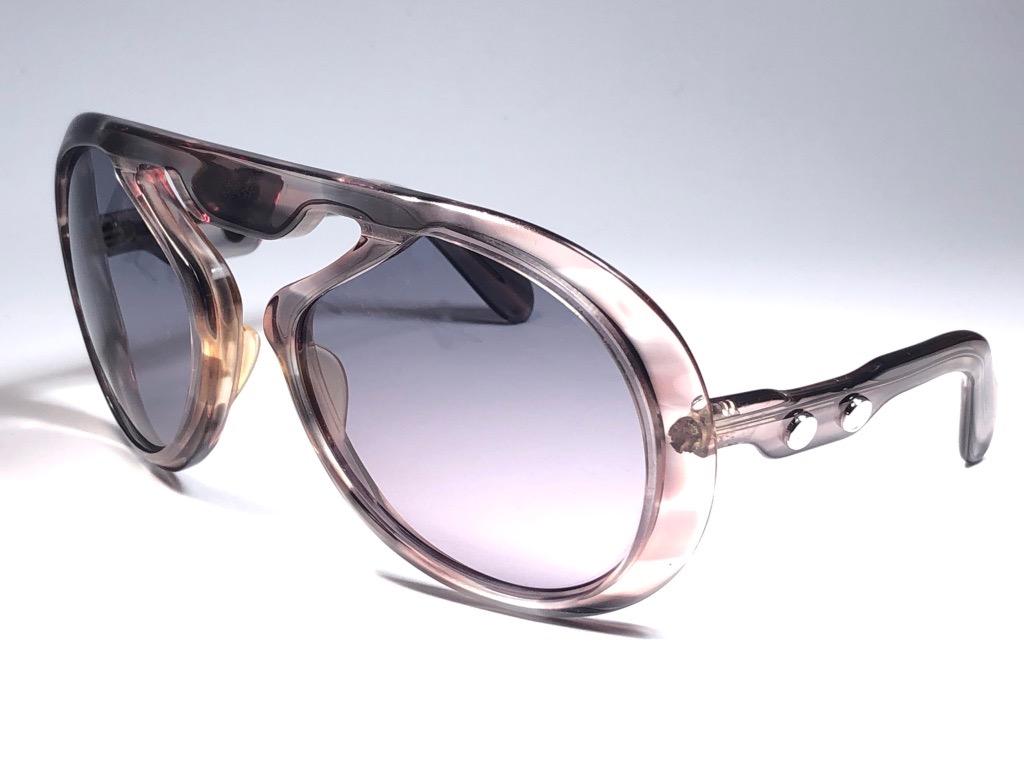 Nouveau Vintage Collector Item Silhouette Clear Colours and Silver accents  Monture de lunettes de soleil avec une paire de verres gris moyen impeccables.   

Fabriqué en Allemagne dans les années 1970.