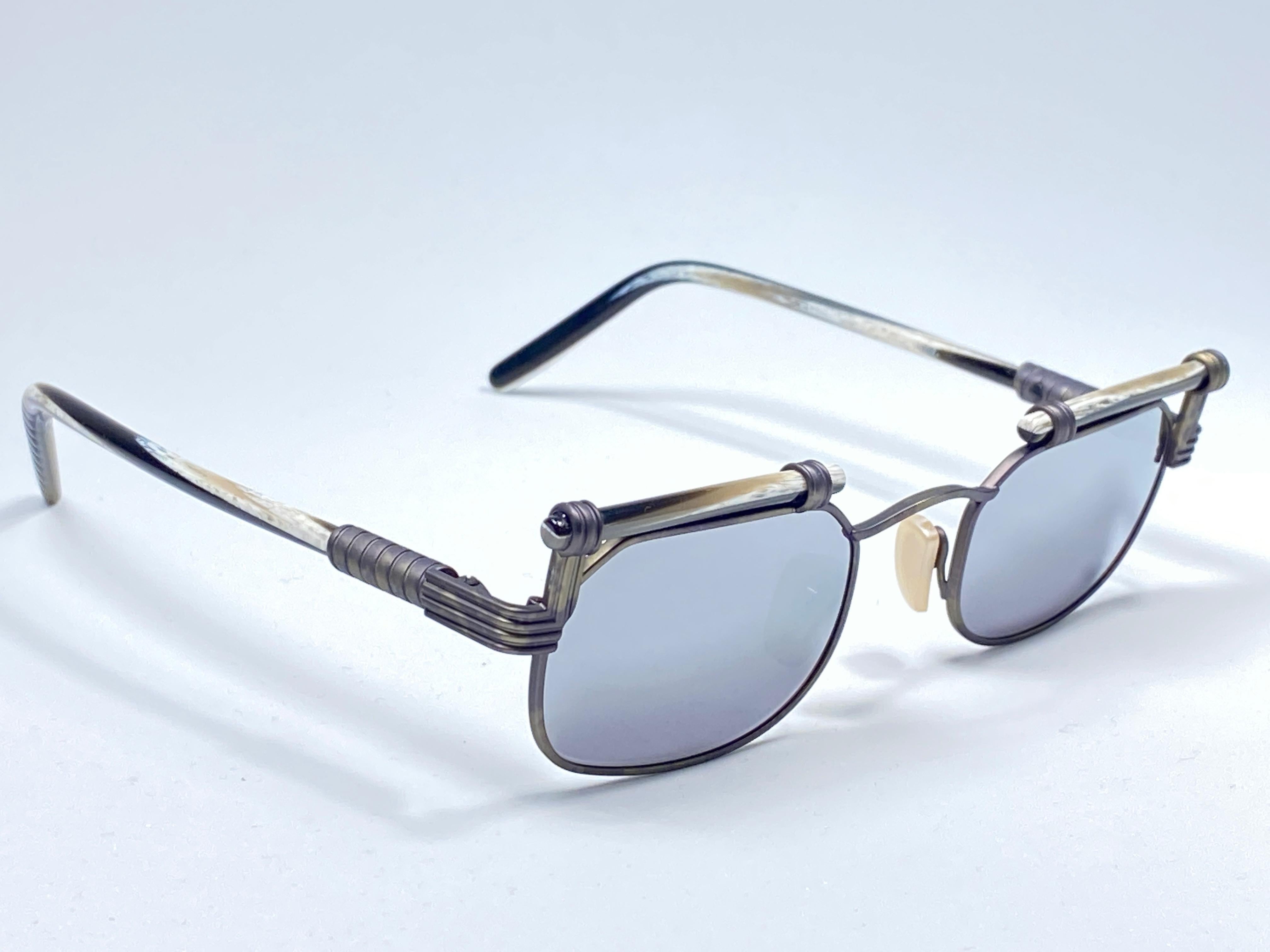 New Vintage Silhouette silver frame with bamboo effect accents holding a spotless pair of silver mirror lenses.  

Superb quality and design. this item could show minor wear due to storage.

MEASUREMENTS 

FRONT : 13 CMS 
LENS HEIGHT : 3 CMS
LENS