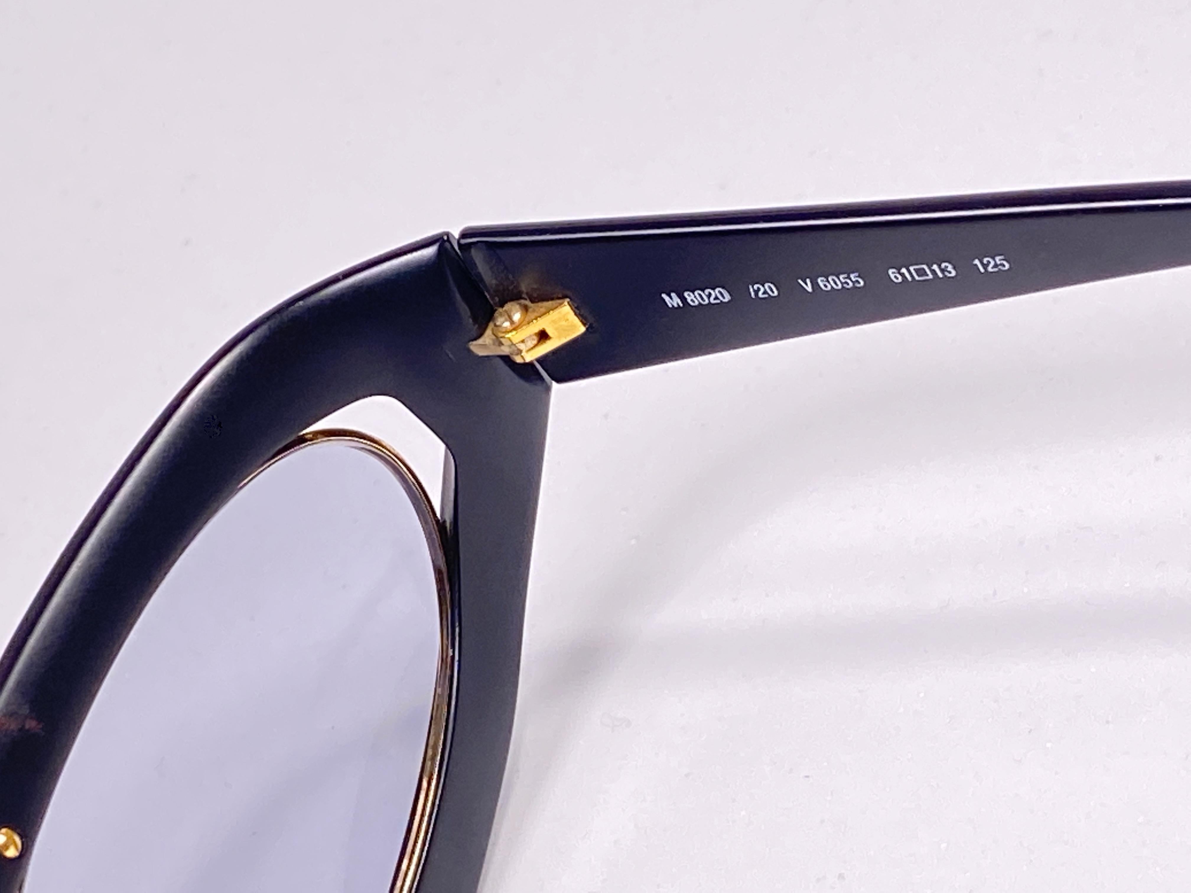 Nouveau masque noir Vintage Silhouette avec ornements dorés portant une paire de lentilles grises.

Jamais porté ou exposé. 

Cet article peut présenter des signes mineurs d'usure dus à près de 40 ans de stockage.

Conçu et produit en