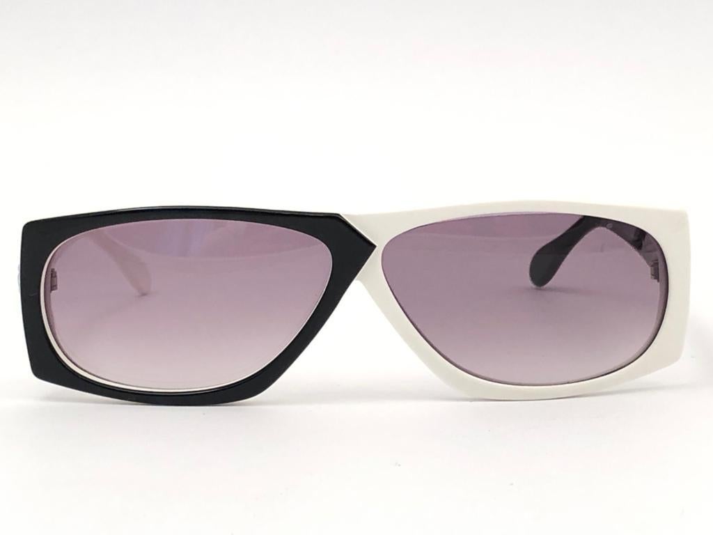 New Vintage Silhouette black & white frame with medium grey lenses.

Never worn or displayed. 

This item may show minor sign of wear due to nearly 40 years of storage.

Original Silhouette sleeve.
Designed and produced in Austria.
