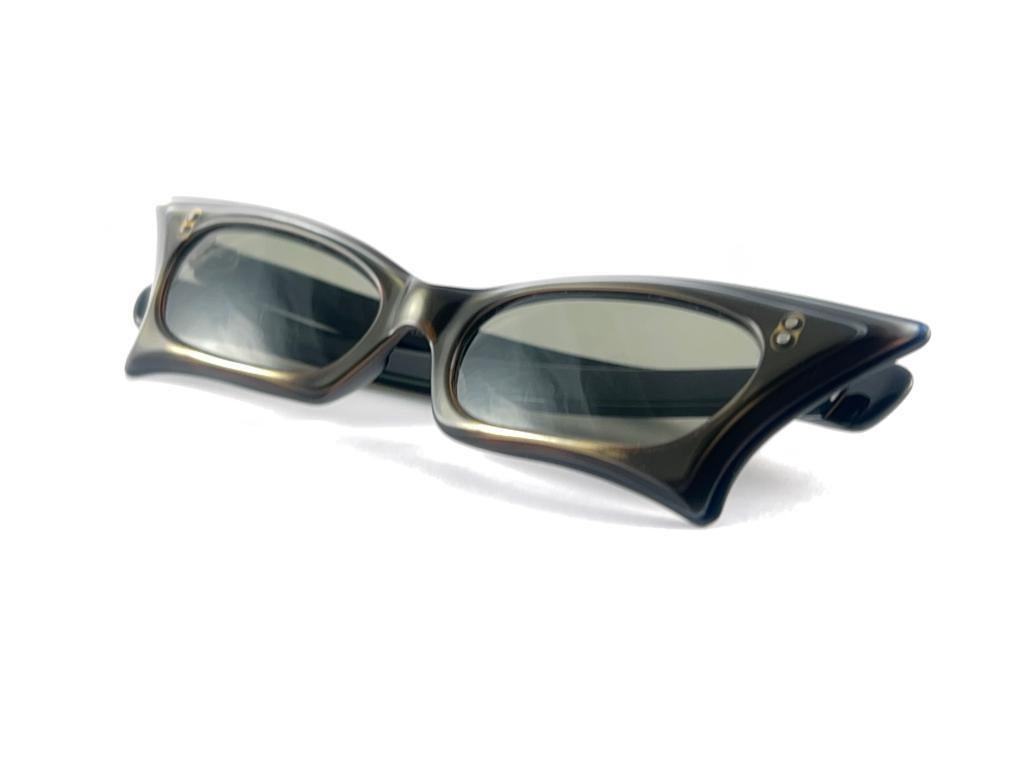 New Vintage Small Rectangular Midcentury Frame 1960's Sunglasses Made In France en vente 6
