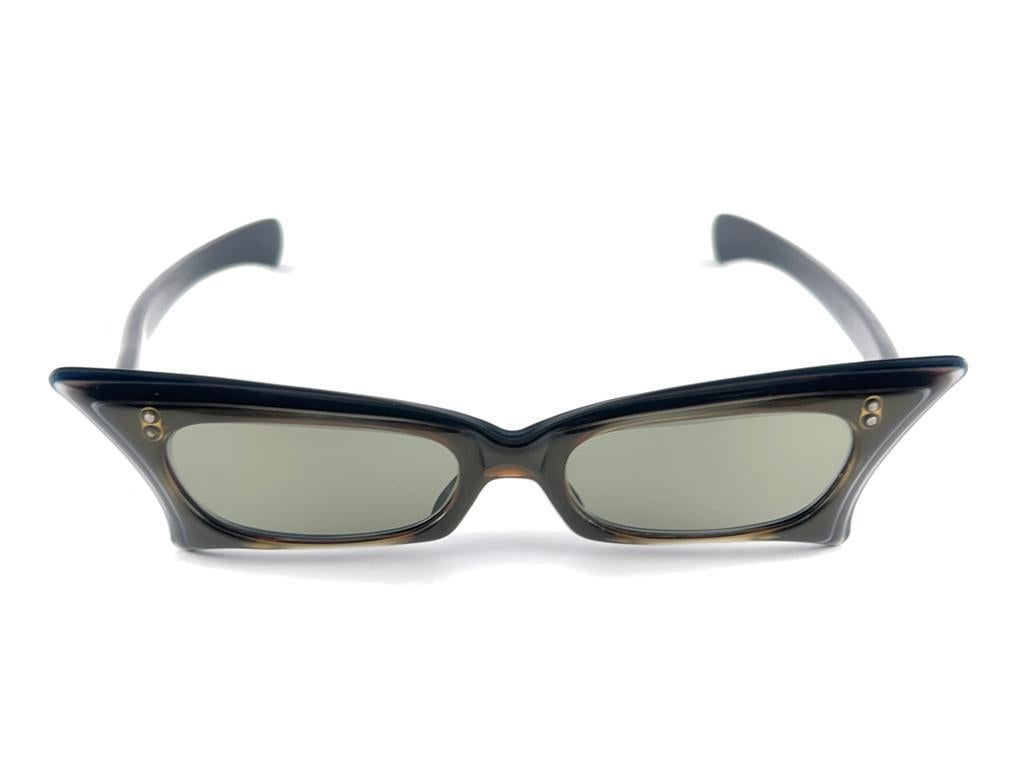 Gris New Vintage Small Rectangular Midcentury Frame 1960's Sunglasses Made In France en vente