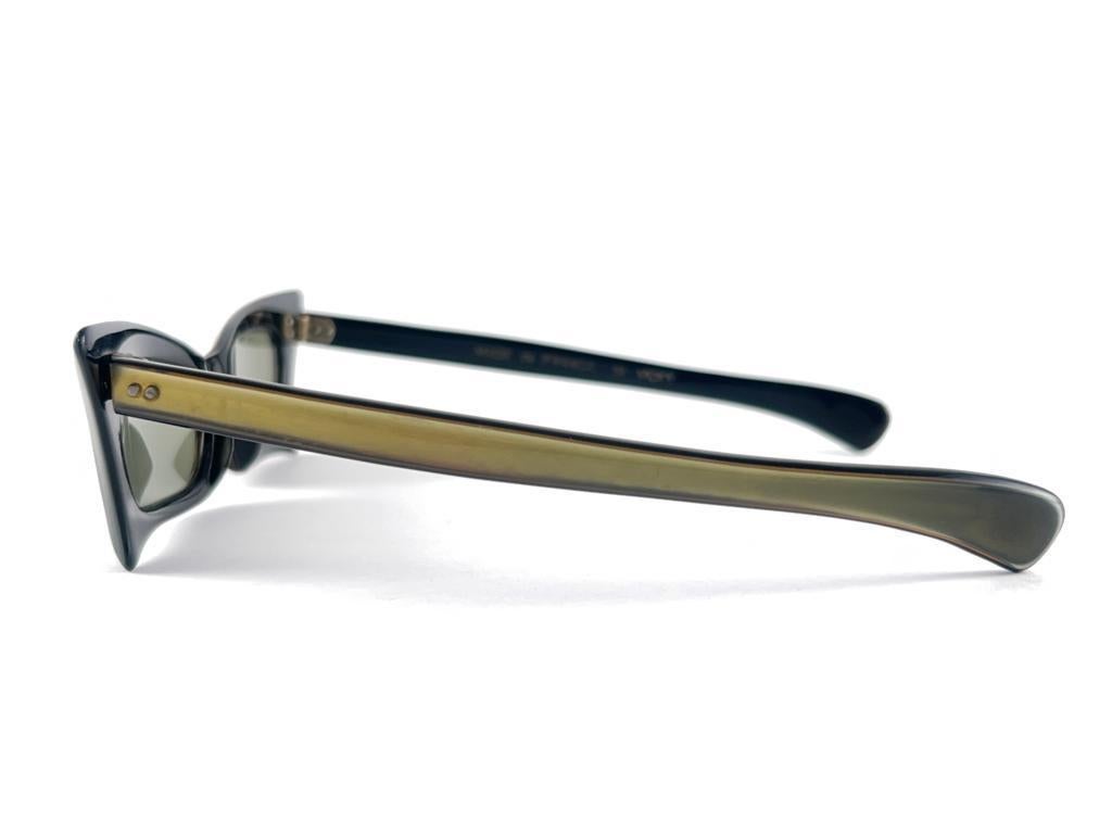 New Vintage Small Rectangular Midcentury Frame 1960's Sunglasses Made In France Unisexe en vente