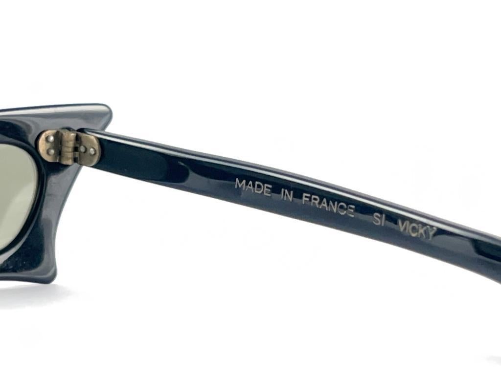 New Vintage Small Rectangular Midcentury Frame 1960's Sunglasses Made In France en vente 3