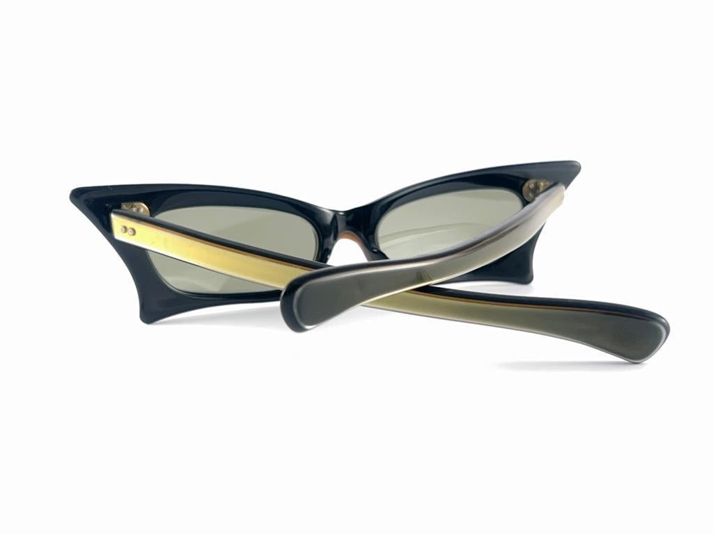 New Vintage Small Rectangular Midcentury Frame 1960's Sunglasses Made In France en vente 4