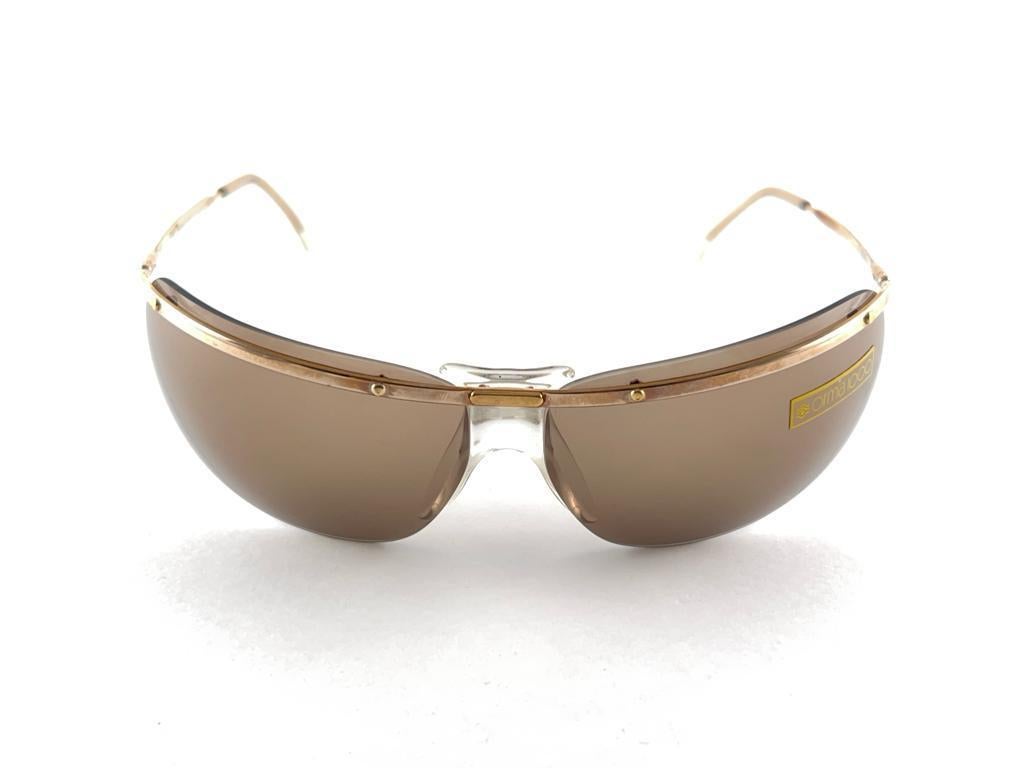 Neu Ultra Rare Sammler Paar Vintage Sol Amor Wrap Rimless 1960'S Sonnenbrille
Leichter goldener Metallrahmen mit braunen Originalgläsern

Dieses Paar kann aufgrund von mehr als 60 Jahren Lagerung leichte Gebrauchsspuren aufweisen.


Hergestellt in
