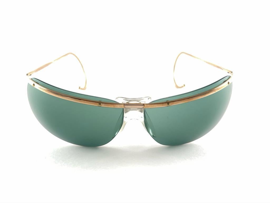 
Neu Ultra Rare Sammler Paar Vintage Sol Amor Wrap Rimless 1960'S Sonnenbrille
Leichter goldener Metallrahmen mit gekräuselten Ohrbügeln und grünen Originalgläsern


Dieses Paar kann aufgrund von mehr als 60 Jahren Lagerung leichte Gebrauchsspuren