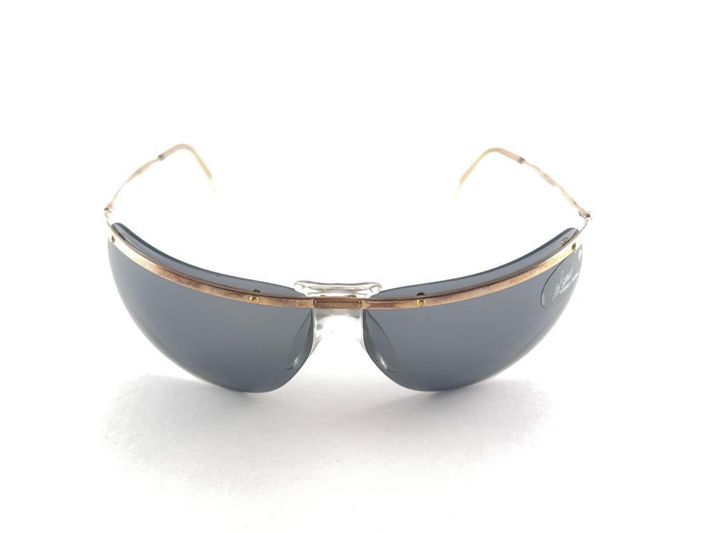
New Ultra Rare Collectors Pair Of Vintage Sol Amor Wrap Rimless 1960'S Sunglasses
Lightweight Gold Metal Frame Holding Original Grey Lenses


This Pair May Show Minor Sign Of Wear Due To More Than 60 Years Of Storage


Measurements 
 

Front       