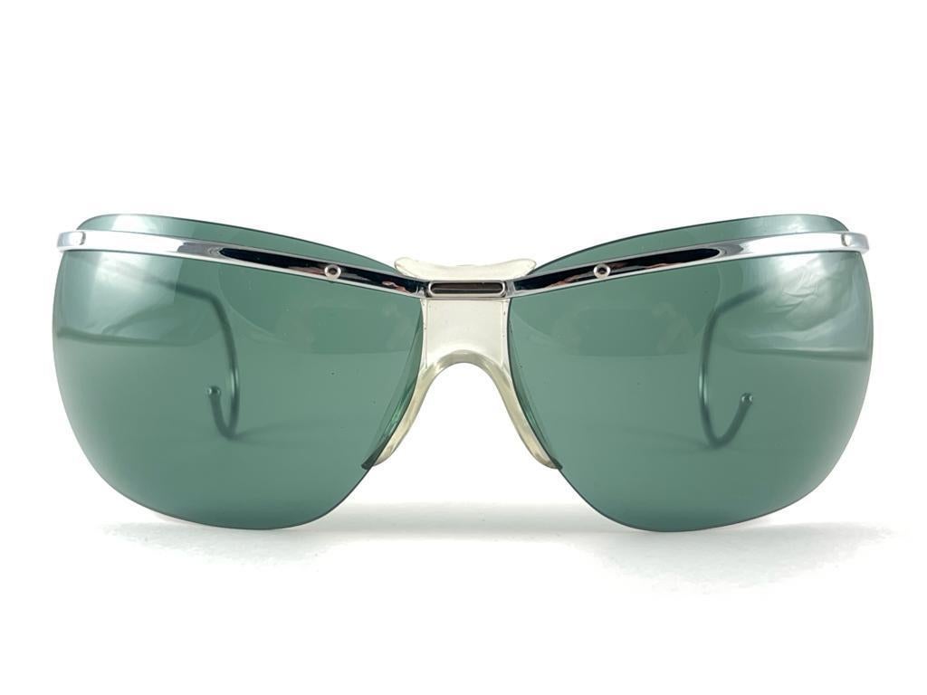 Neu Ultra Rare Sammler Paar Vintage Sol Amor Wrap Semi Rimless 1960'S Sonnenbrille
Leichter Metallrahmen mit gebogenen Ohrbügeln und grünen Originalgläsern


Dieses Paar kann aufgrund von mehr als 60 Jahren Lagerung leichte Gebrauchsspuren