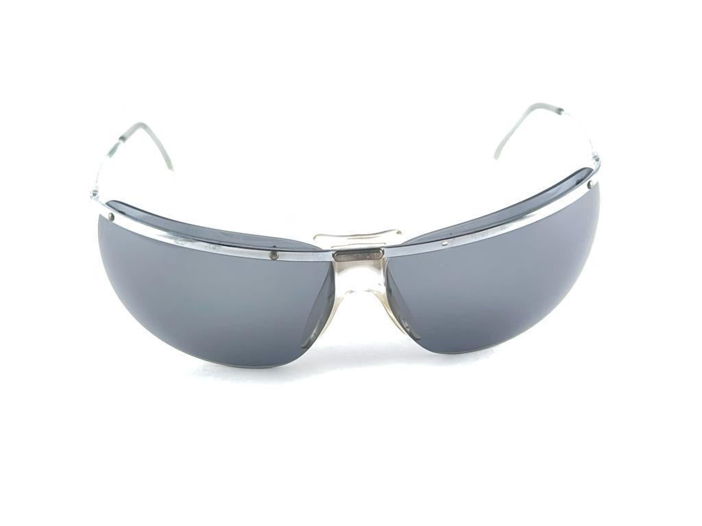 
Neu Ultra Rare Sammler Paar Vintage Sol Amor Wrap Rimless 1960'S Sonnenbrille
Leichter silberner Metallrahmen mit grauen Originalgläsern

Dieses Paar kann aufgrund von mehr als 60 Jahren Lagerung leichte Gebrauchsspuren aufweisen.


Hergestellt in