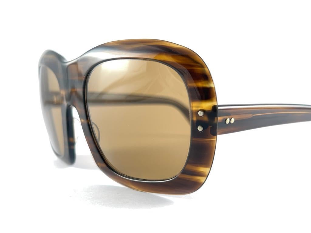 

New Vintage Solid Oversized Marbled Frame Holding  a pair of spotless Light Brown Lenses
Superb Quality,  Even Better Design.
New, Never Worn Or Displayed
This item may show minor sign of wear due to more than 50 years of storage


Made in