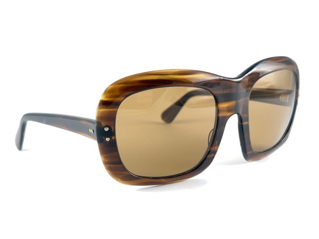 New Vintage Solid Oversized Marbled Frame Light Brown Lenses 60'S France  In New Condition For Sale In Baleares, Baleares