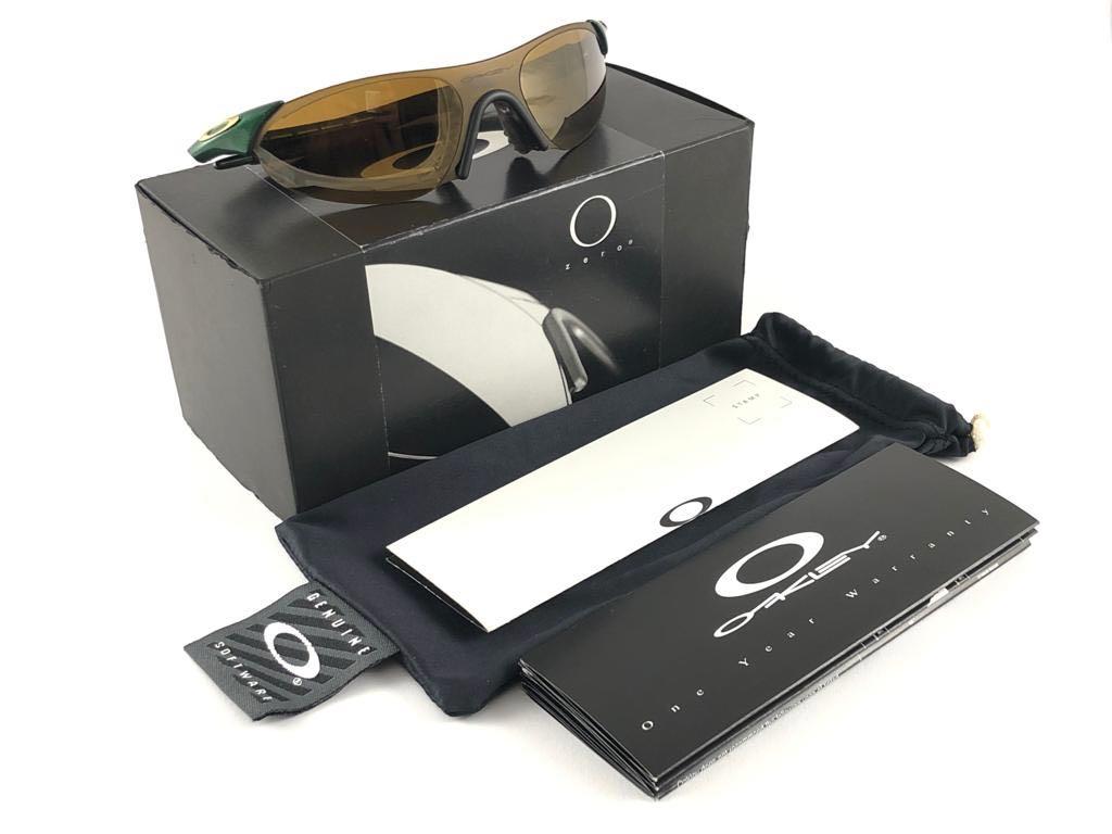 
New Vintage Oakley Sunglasses. Wrap sports frame with gold iridium lenses.
New never worn or displayed. This item might show minor sign of wear due to storage.
Comes with its original box and papers as pictured.
Made in Usa