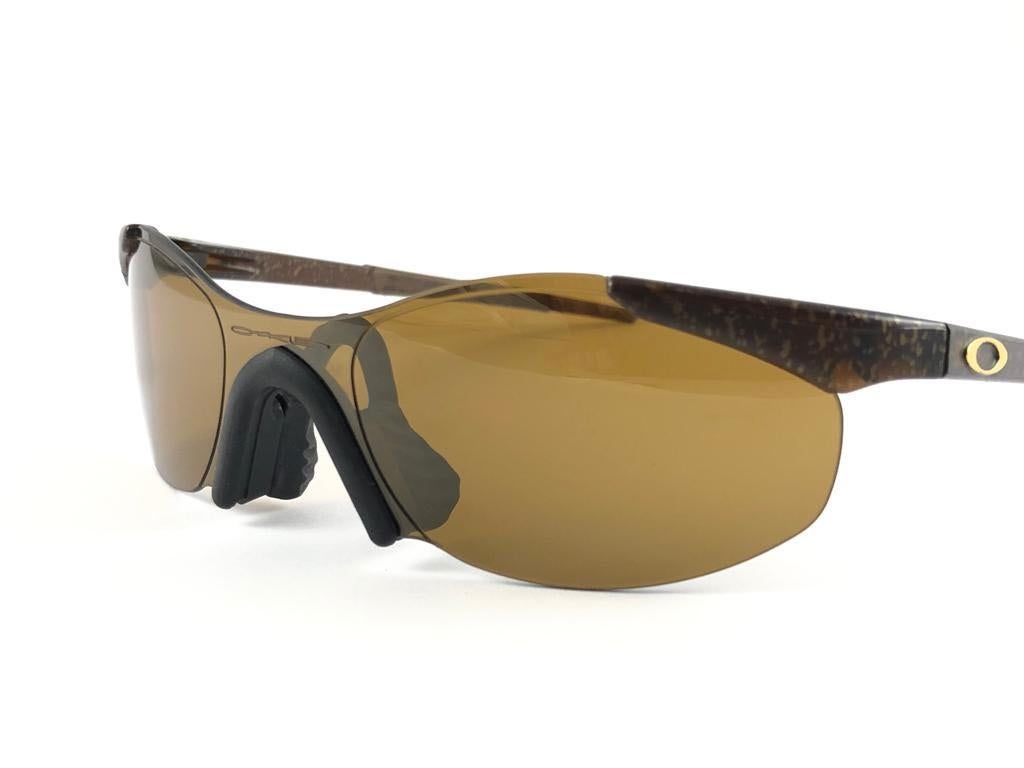 
Neu Vintage Oakley Sonnenbrille. Wrap-Sportbrille mit goldenen Iridium-Gläsern.
Neu, nie getragen oder ausgestellt. Dieser Artikel kann aufgrund der Lagerung leichte Gebrauchsspuren aufweisen.

Hergestellt in Usa