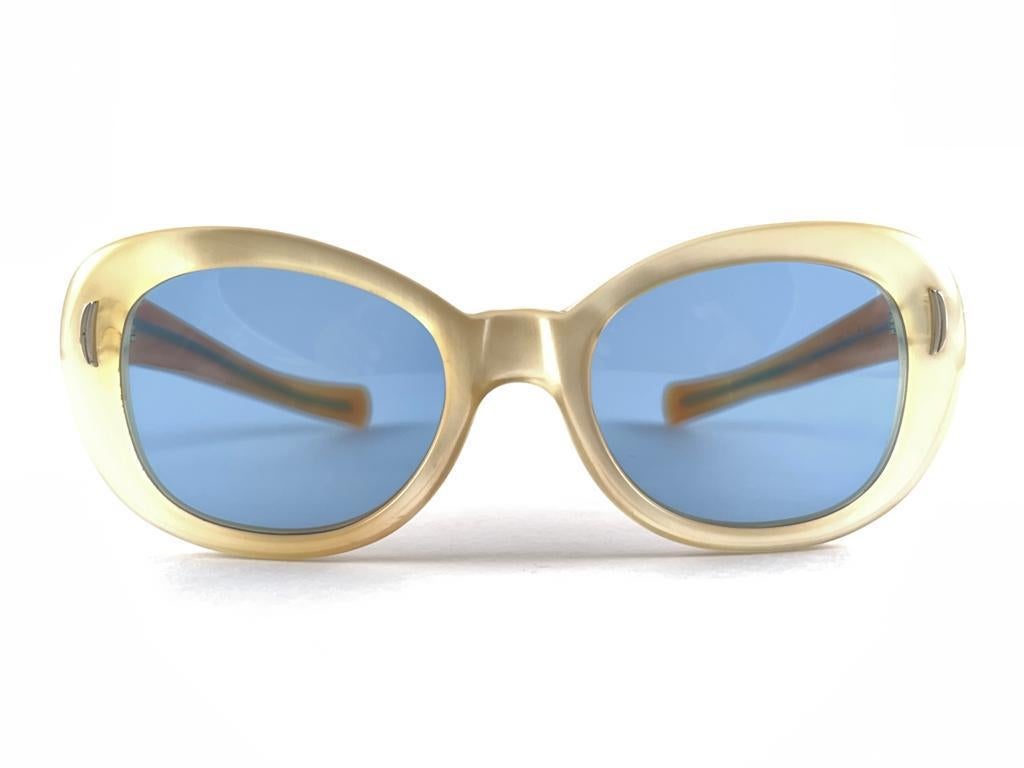 New Vintage Suntimer Victory sunglasses translucent two tone frame holding light blue lenses.

Please notice this item its almost 60 years old and may show minor sign of wear due to storage.

An original and seldom piece



front                    