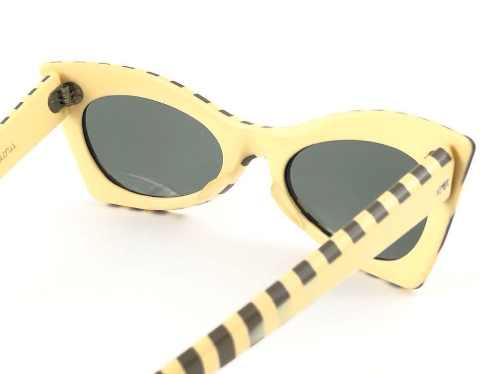 New Vintage Suntimer Victory Cat Eye Beige Mid Century France 1960 Sunglasses  In Excellent Condition For Sale In Baleares, Baleares
