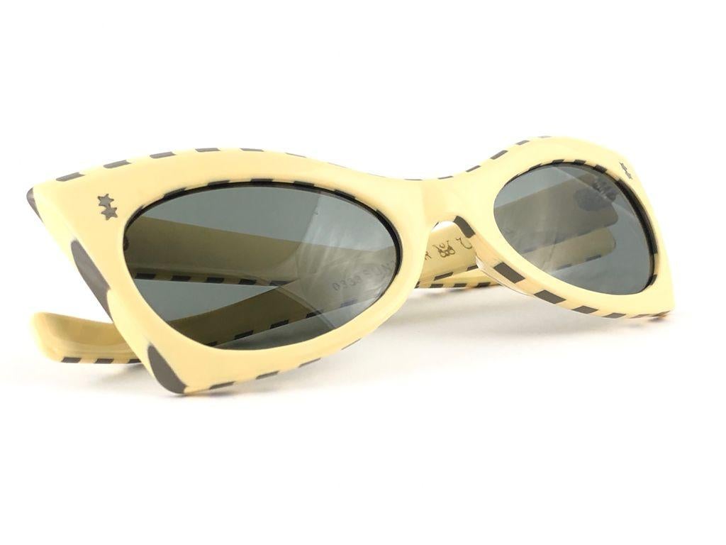 New Vintage Suntimer Victory Cat Eye Beige Mid Century France 1960 Sunglasses  For Sale 1