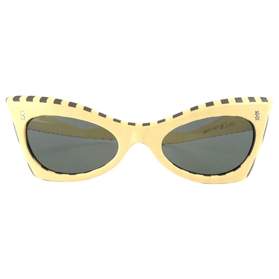 Nuevas gafas de sol Vintage Suntimer Victory Cat Eye Beige Mid Century France 1960 en venta