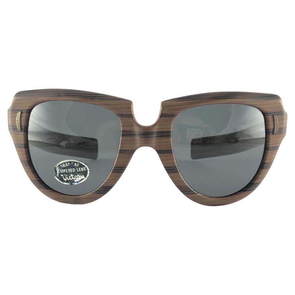 Neu Vintage Suntimer Victory S607 Schwarze Streifen-Sonnenbrille 60er Jahre Hergestellt in Frankreich, Vintage im Angebot