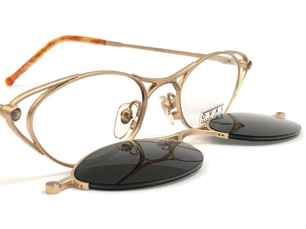 Nuevo Vintage Takumi. Gafas de sol estilo Cat Eye con montura delantera desmontable.
Nuevo, nunca usado ni expuesto, este par puede mostrar pequeños signos de desgaste debido al almacenamiento.

Fabricado en Japón.

Frente : 13.5 cm
Altura de la