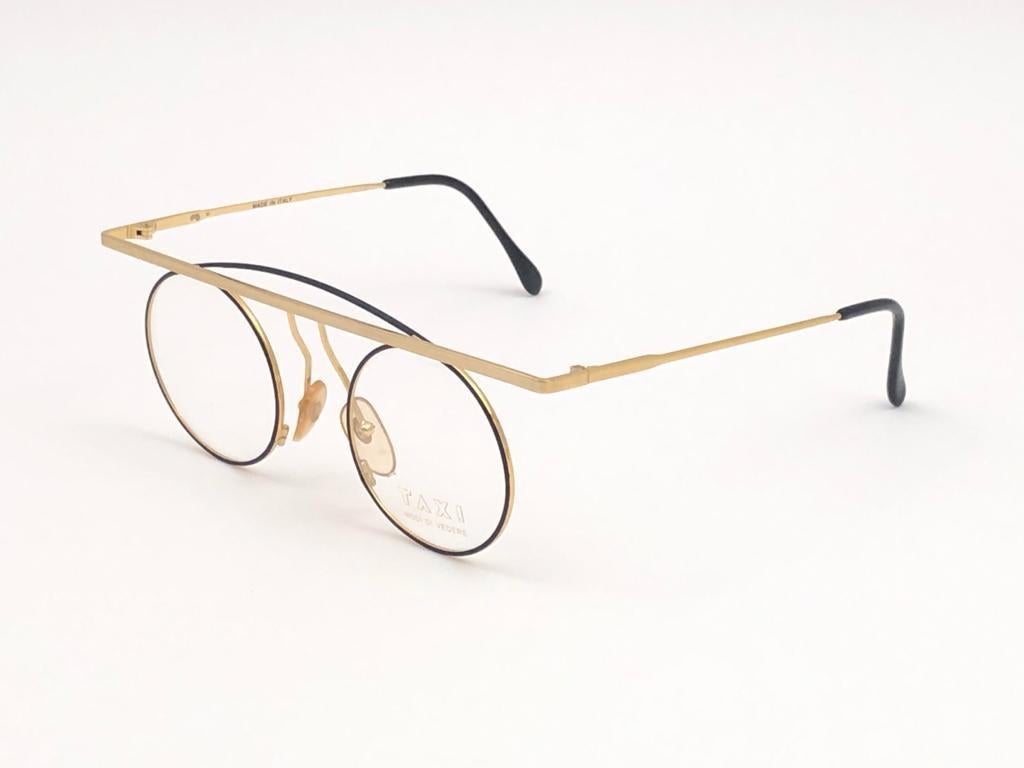 Neue Vintage Taxy by Casanova Avantgarde Brille mit originalen Demogläsern.

Dieses Paar kann aufgrund der Lagerung leichte Gebrauchsspuren aufweisen.

Hergestellt in Italien.

Messungen

Vorderseite : 13 cm
Objektiv : 4,5 cm 