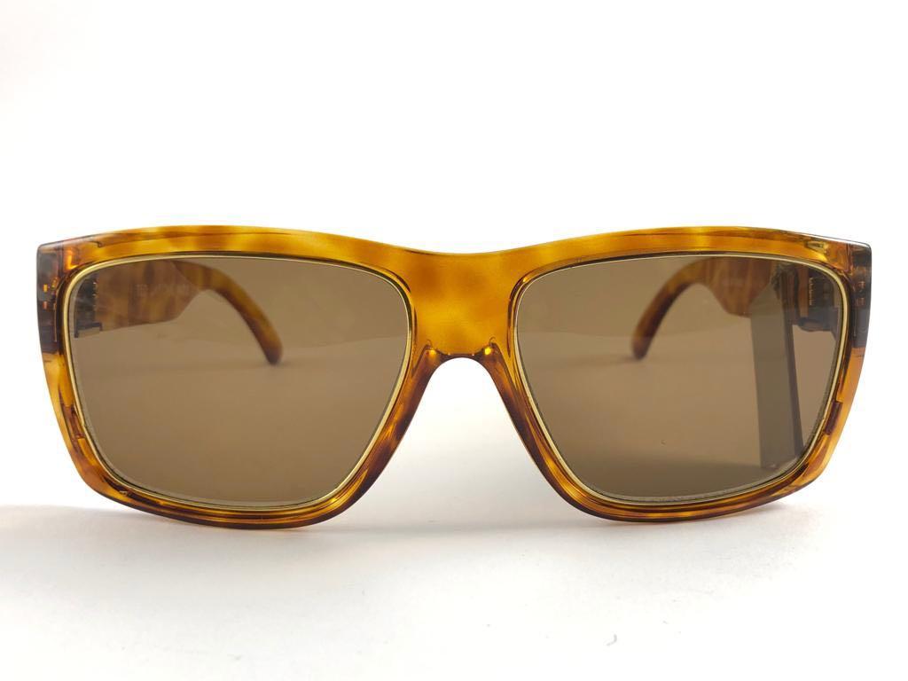 New Vintage Ted Lapidus TL 19 tortoise & gold frame with medium brown lenses.  
Made in Paris.  
Produced and design in 1970's.  
New, never worn or displayed, this item may show minor sign of wear due to storage.

MEASUREMENTS 

FRONT : 14 CMS