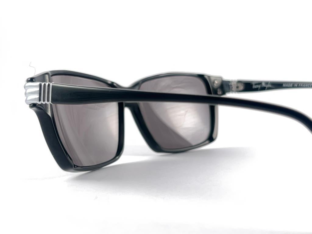 Nouvelles lunettes de soleil vintage Thierry Mugler à œil de chat noir avec miroir, années 1980 en vente 6