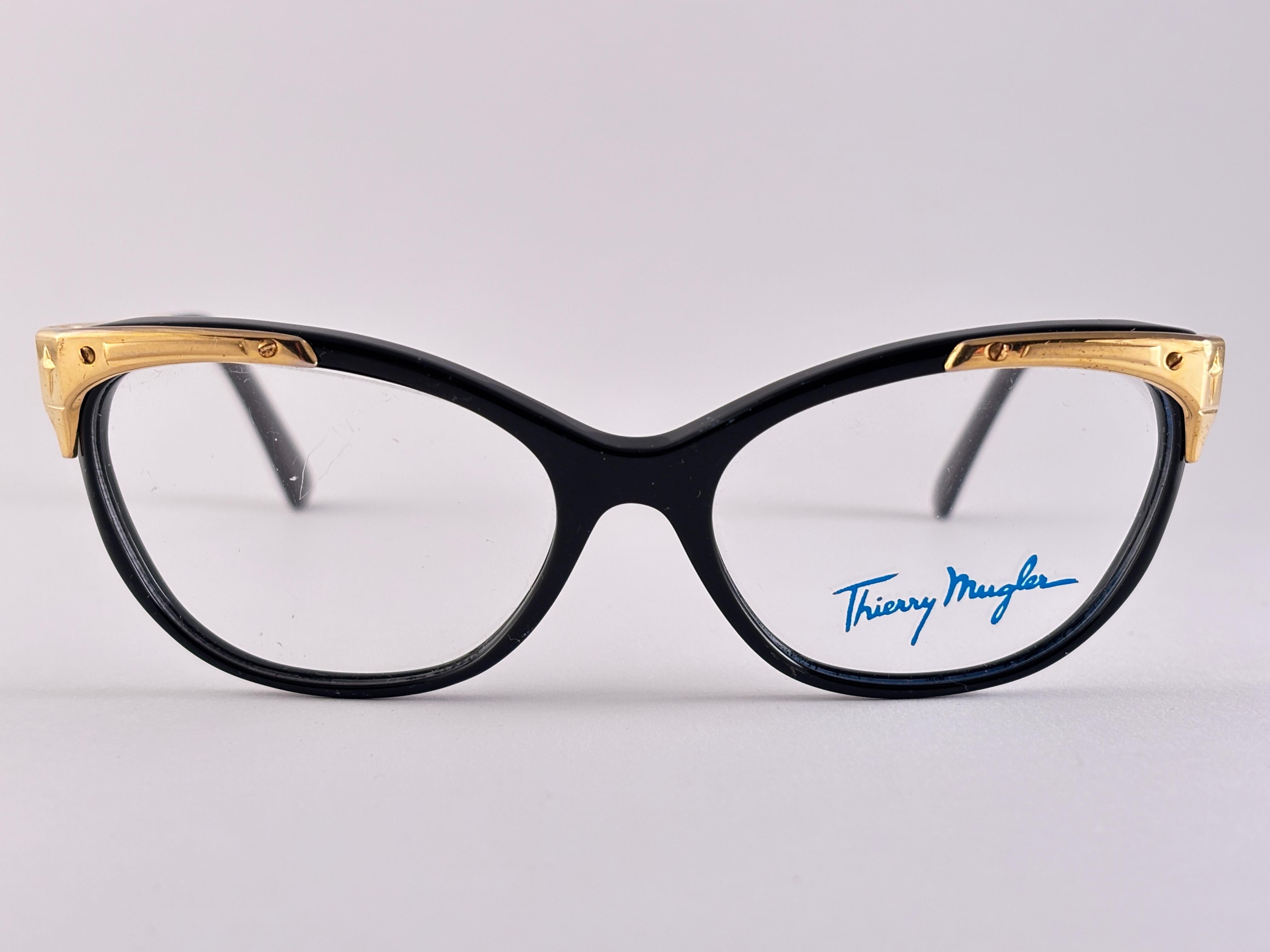 Occhiali da sole vintage Thierry Mugler anni '80 super cool.
Montatura a occhi di gatto nera e oro, pronta per le tue lenti prescritte.

Questa coppia è una dichiarazione di stile. Il pezzo potrebbe presentare lievi segni di usura dovuti alla