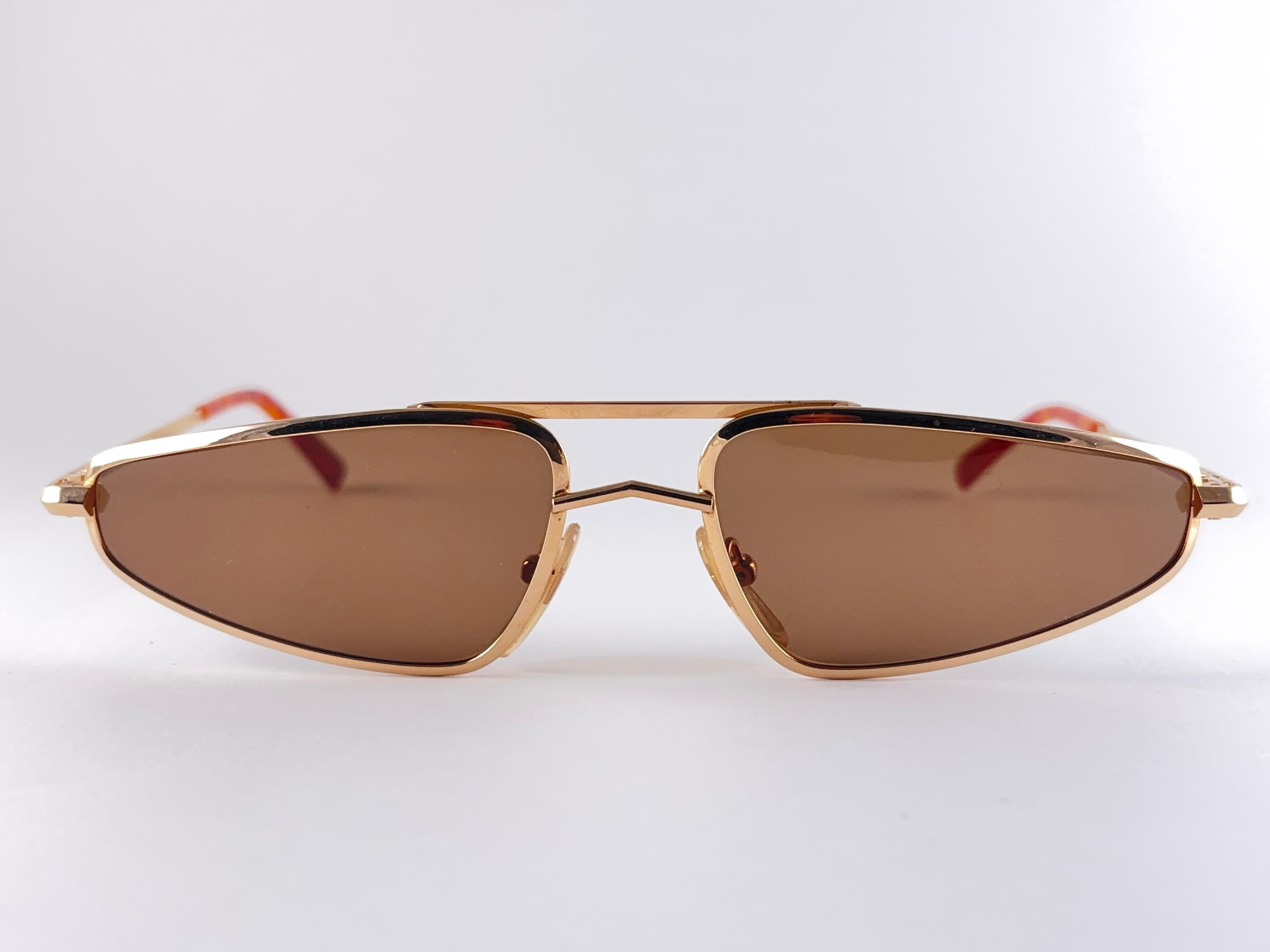 Super Cool Vintage Thierry Mugler 1980'S Sonnenbrille. Goldfarbener Rahmen mit soliden braunen Gläsern.
Aus der gleichen Serie wie die von Cindy Crawford, die für Mtv moderiert. 
Dieses Paar ist ein Style-Statement. Das Stück kann geringfügige