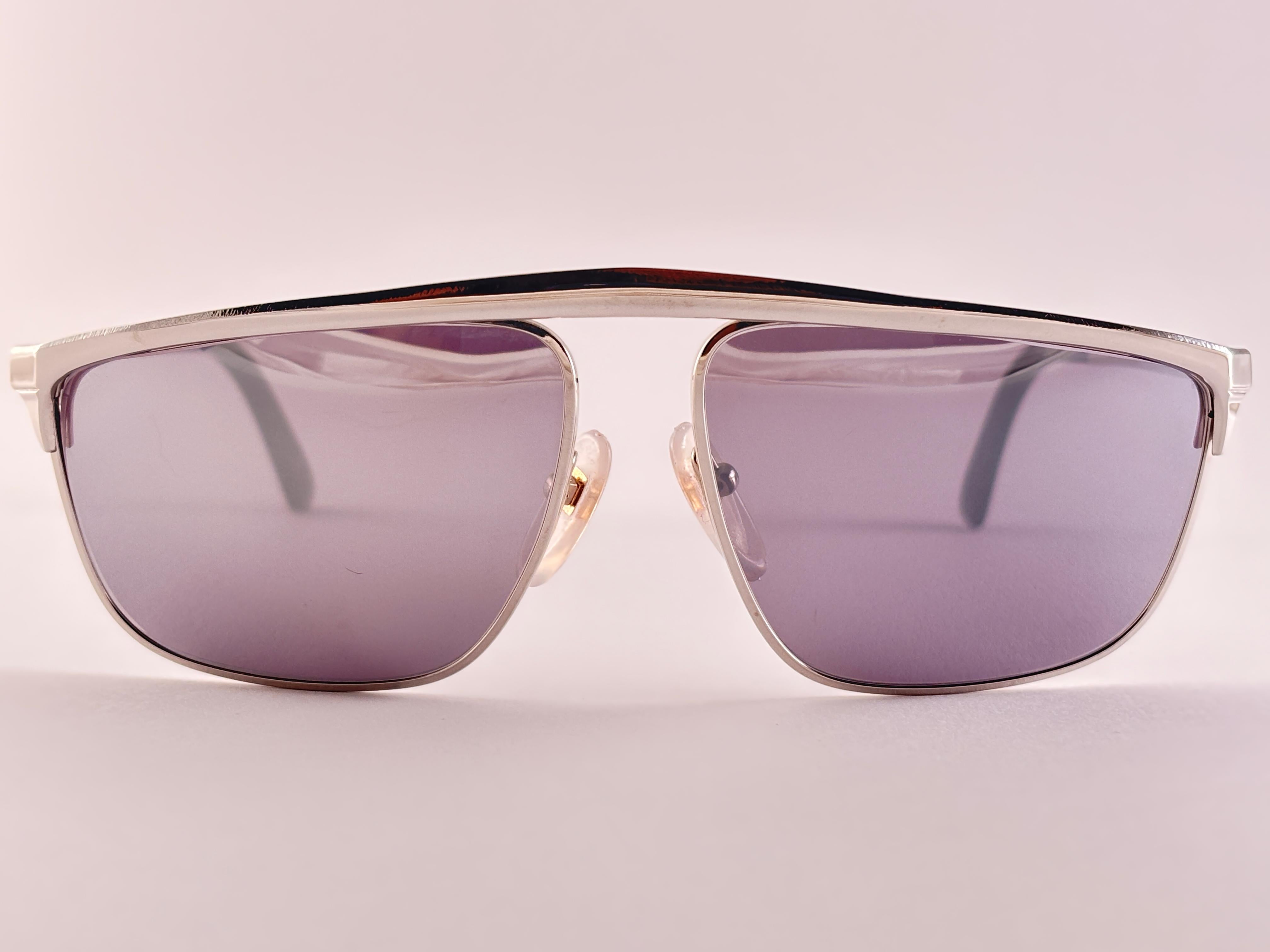 Super Cool Vintage Thierry Mugler 1980'S Sonnenbrille. Silberner Rahmen mit vollverspiegelten Gläsern.
Das gleiche Modell wie das von Cindy Crawford, die für Mtv moderiert. 
Dieses Paar ist ein Style-Statement. Das Stück kann geringfügige Anzeichen