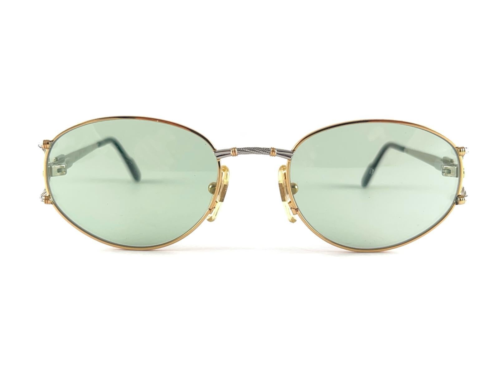 Nuevo Marco Vintage Tiffany Chapado en Plata y Oro.
Artesanía y calidad asombrosas.
Comprueba las fotos, por favor.
Este artículo puede mostrar pequeños signos de desgaste debido a tres décadas de almacenamiento.
Nuevo, nunca usado ni