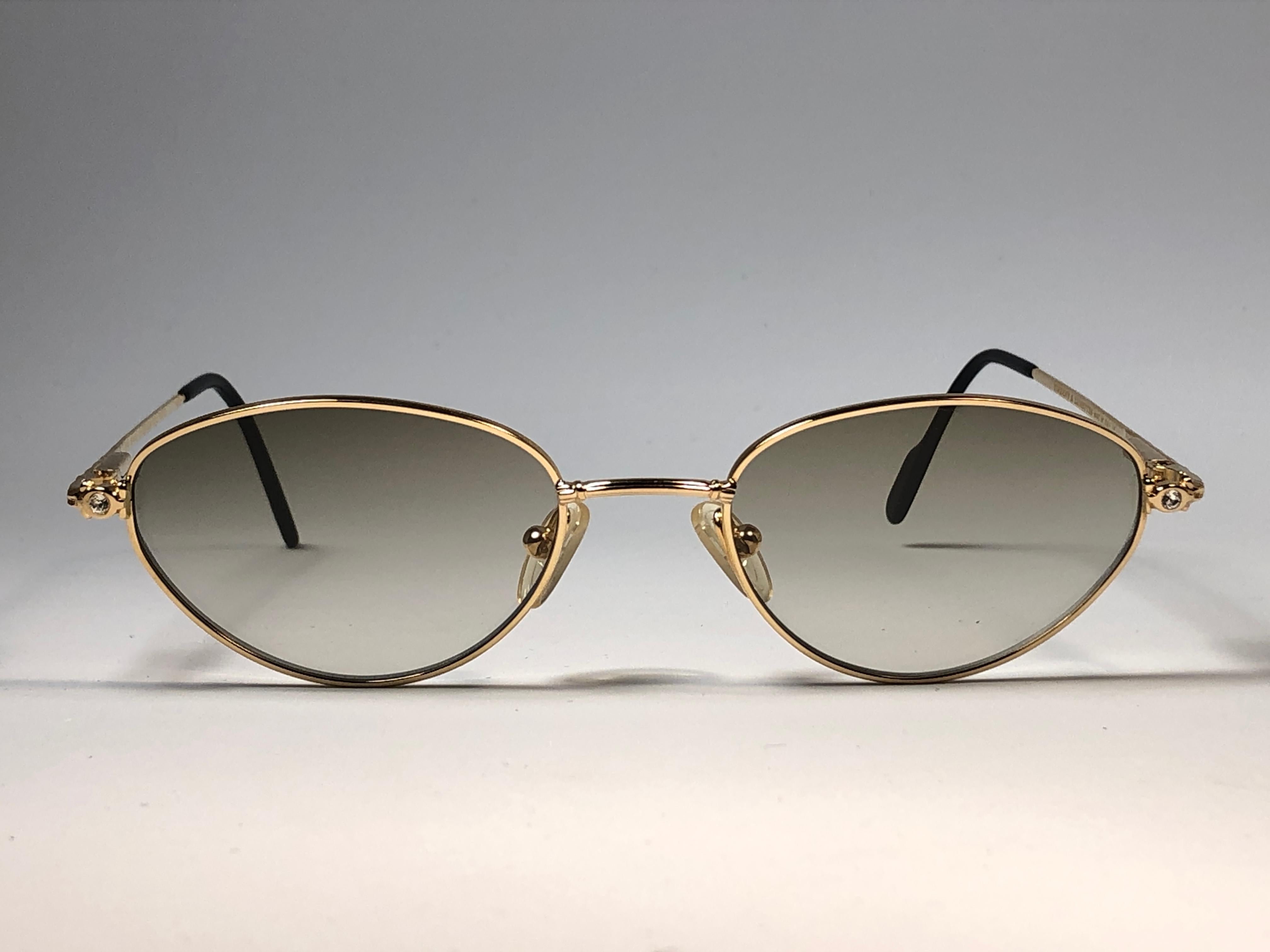 New Tiffany gold plated cat eyes frame. Spotless brown gradient lenses.

Made in Italy.
 
Produced and design in 1990's.

This item may show minor sign of wear due to storage.