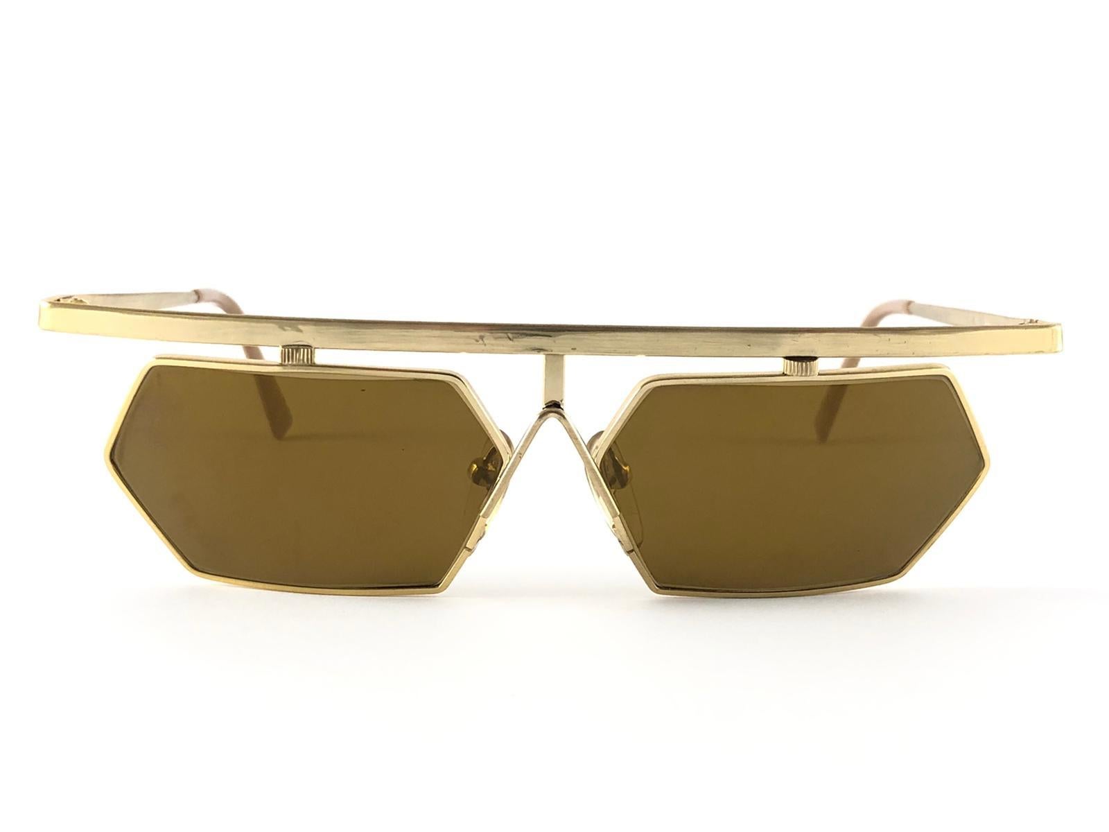 Extremely rare and highly coveted i'dentity frame part of the iconic collection made famous by the pop artist Andy Warhol.

Its simple but effective design gave the creator's, Larry Leight, the genesis of his long life affair in the eye wear world