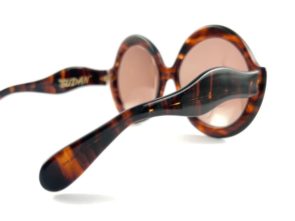 New Vintage Ultra Sudan H Brown Gradient Lens Oversized 1980's Sunglasses For Sale 3