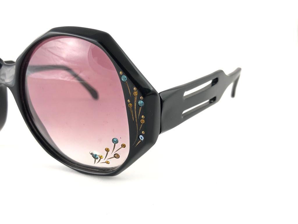 New Vintage Ultra Tahiti Black Rhinestones Rose Lens Oversized 1960's Sunglasses In New Condition For Sale In Baleares, Baleares