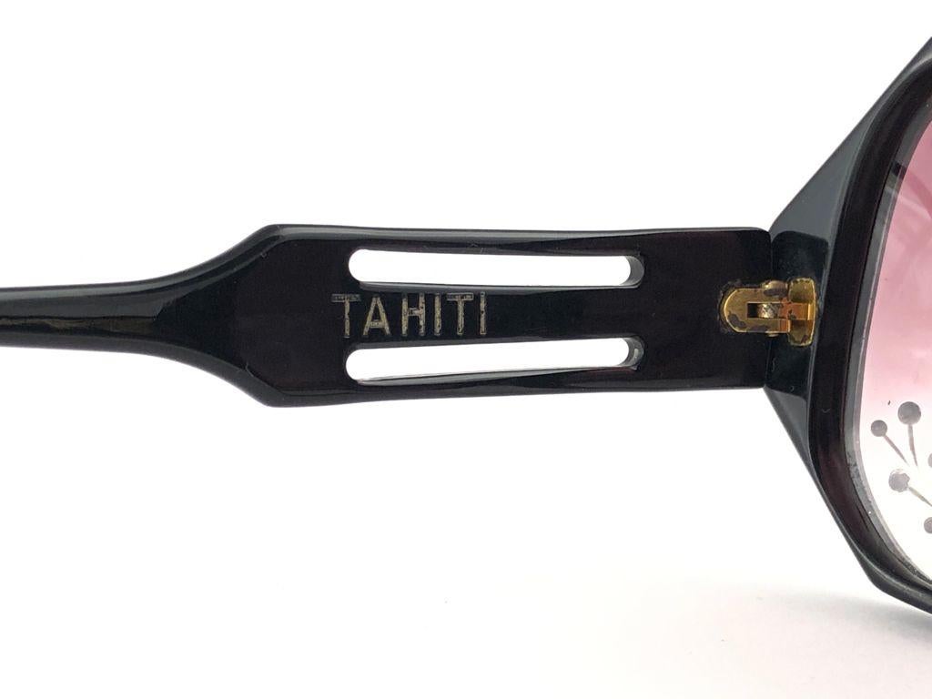 Nouvelles lunettes de soleil vintage ultra Tahiti noires avec strass et lunettes roses, années 1960 en vente 4