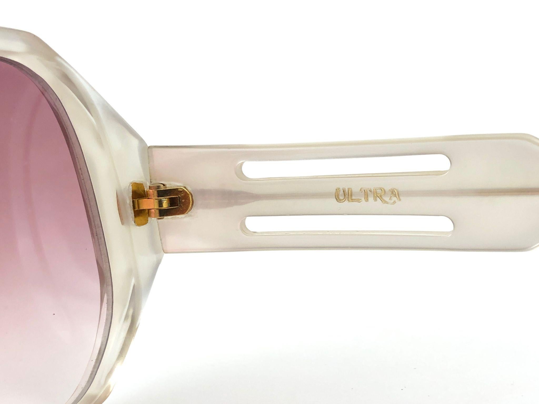 Lunettes de soleil surdimensionnées en verre rose avec strass ultra Tahiti des années 1960, neuves et vintage en vente 2