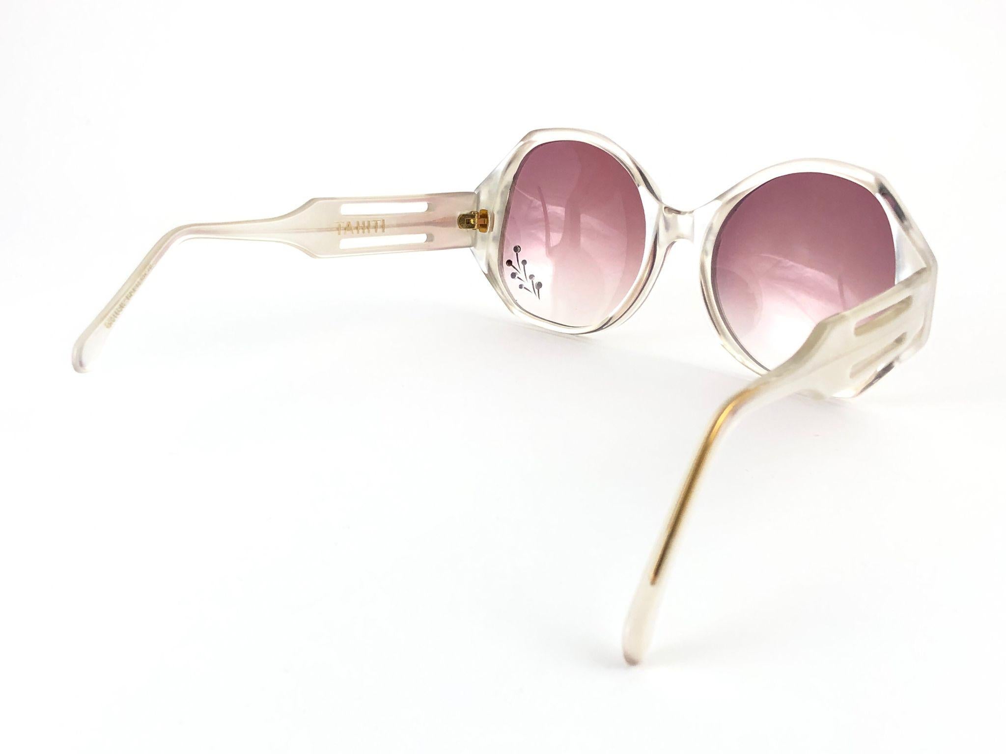 Lunettes de soleil surdimensionnées en verre rose avec strass ultra Tahiti des années 1960, neuves et vintage en vente 3