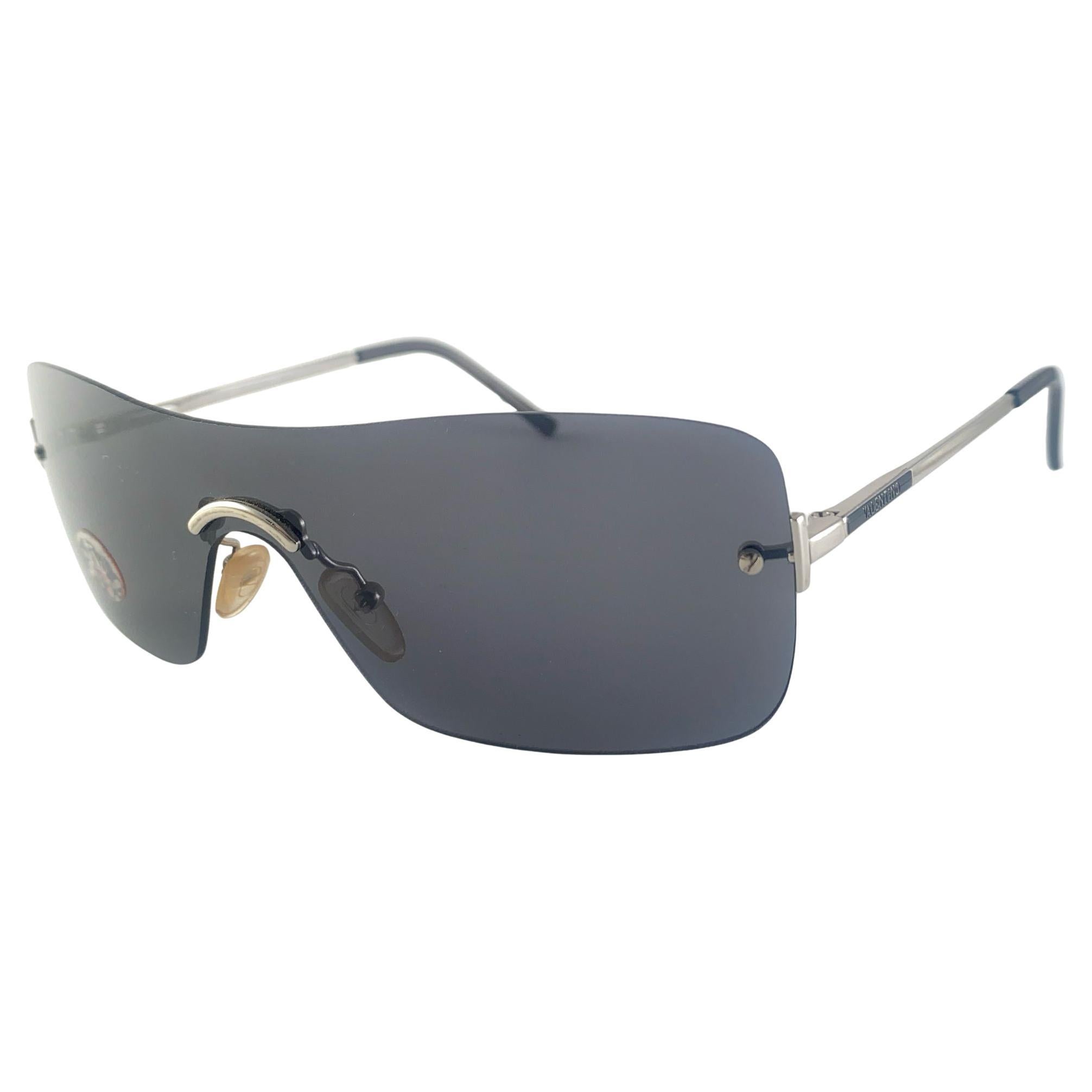 New Vintage Valentino 1090 Rimless Mask Sunglasses 2000'S Y2K Made In Italy
 
New Never Worn Or Displayed. 

This Item Could Show Minor Sign Of Wear Due To Nearly 30 Years Of Storage. 


Made In Italy.

Front : 13 Cms 

Lens Height : 4.2 Cms 




