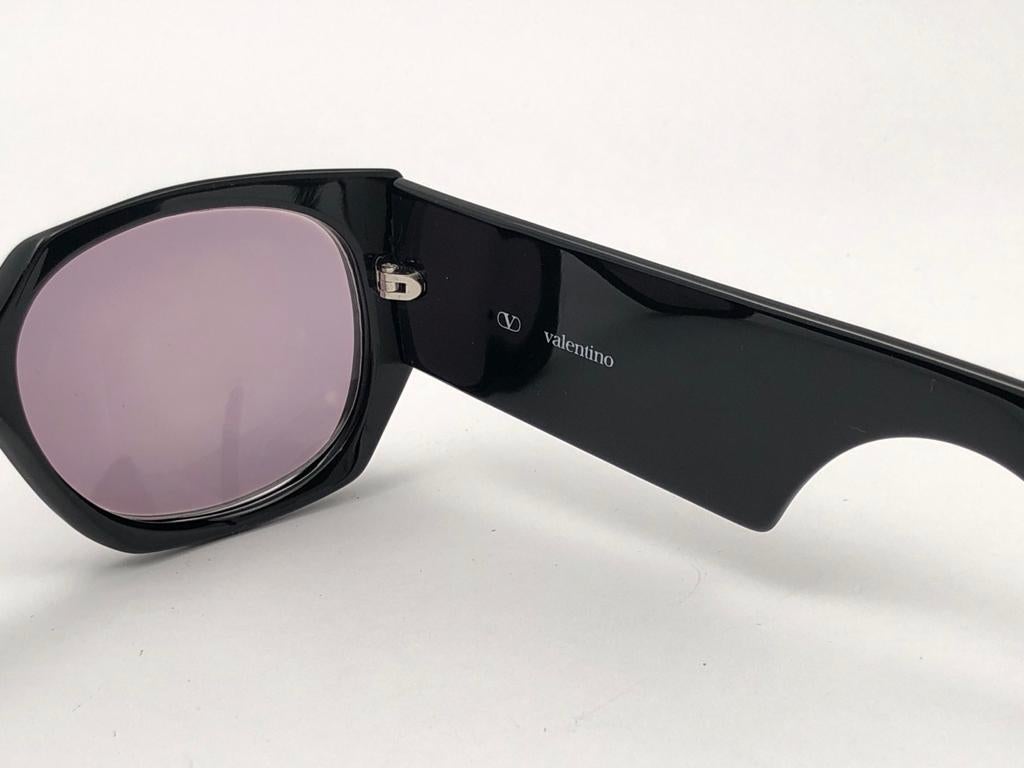 New Vintage Valentino 543 Black Sleek Mask Sunglasses 1980's Made in Italy For Sale 3