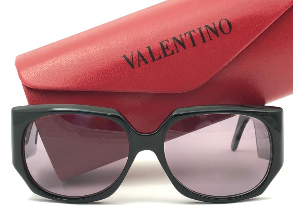 New Vintage Valentino mask style frame. 

New never worn or displayed. 

This item could show minor sign of wear due to nearly 30 years of storage. 

Made in Italy.

FRONT : 13 CMS
LENS HEIGHT : 4.5 CMS
LENS WIDTH : 5.5 CMS