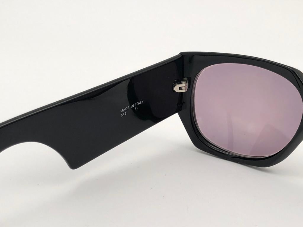 New Vintage Valentino 543 Black Sleek Mask Sunglasses 1980's Made in Italy In New Condition For Sale In Baleares, Baleares