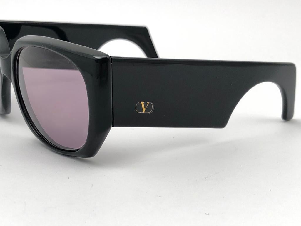 Women's or Men's New Vintage Valentino 543 Black Sleek Mask Sunglasses 1980's Made in Italy For Sale